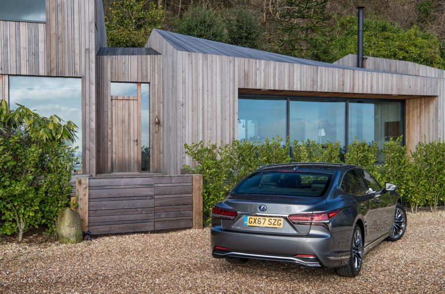  Lexus LS500h AWD 2018 года  (UK) (фото 18 из 40)